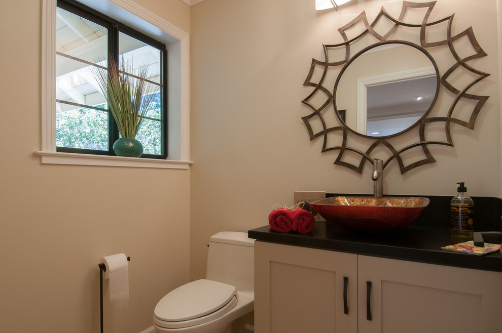 Klassische Gästetoilette mit Aufsatzwaschbecken, Schrankfronten im Shaker-Stil, beigen Schränken, Granit-Waschbecken/Waschtisch und Toilette mit Aufsatzspülkasten in San Francisco