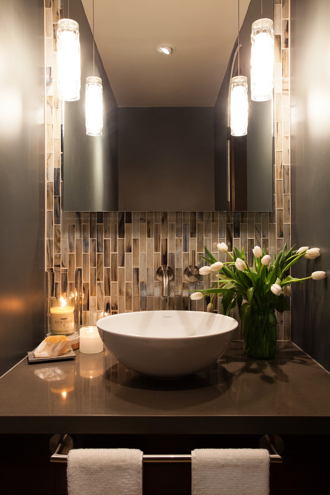 Esempio di un piccolo bagno di servizio classico con lavabo a bacinella, top in quarzo composito, piastrelle multicolore e piastrelle di vetro