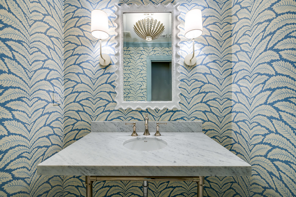 На фото: туалет с открытыми фасадами, синими стенами, полом из мозаичной плитки, раковиной с пьедесталом, мраморной столешницей, белым полом и белой столешницей с