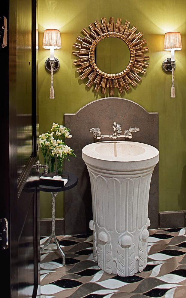 Пример оригинального дизайна: туалет в классическом стиле с плиткой из известняка
