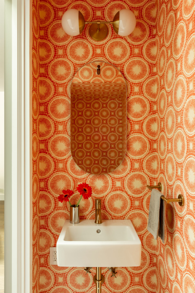 ニューヨークにある小さなコンテンポラリースタイルのおしゃれなトイレ・洗面所 (オレンジの壁、壁付け型シンク) の写真