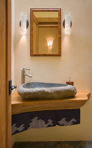 Esempio di un bagno di servizio bohémian di medie dimensioni con pareti bianche, pavimento in ardesia, lavabo a bacinella, top in legno e pavimento multicolore
