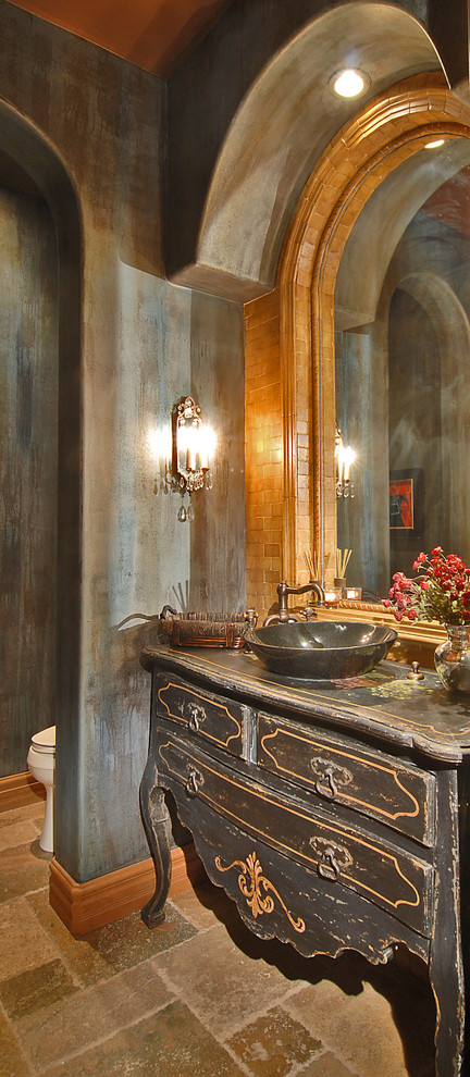 フェニックスにある地中海スタイルのおしゃれなトイレ・洗面所 (ベッセル式洗面器) の写真