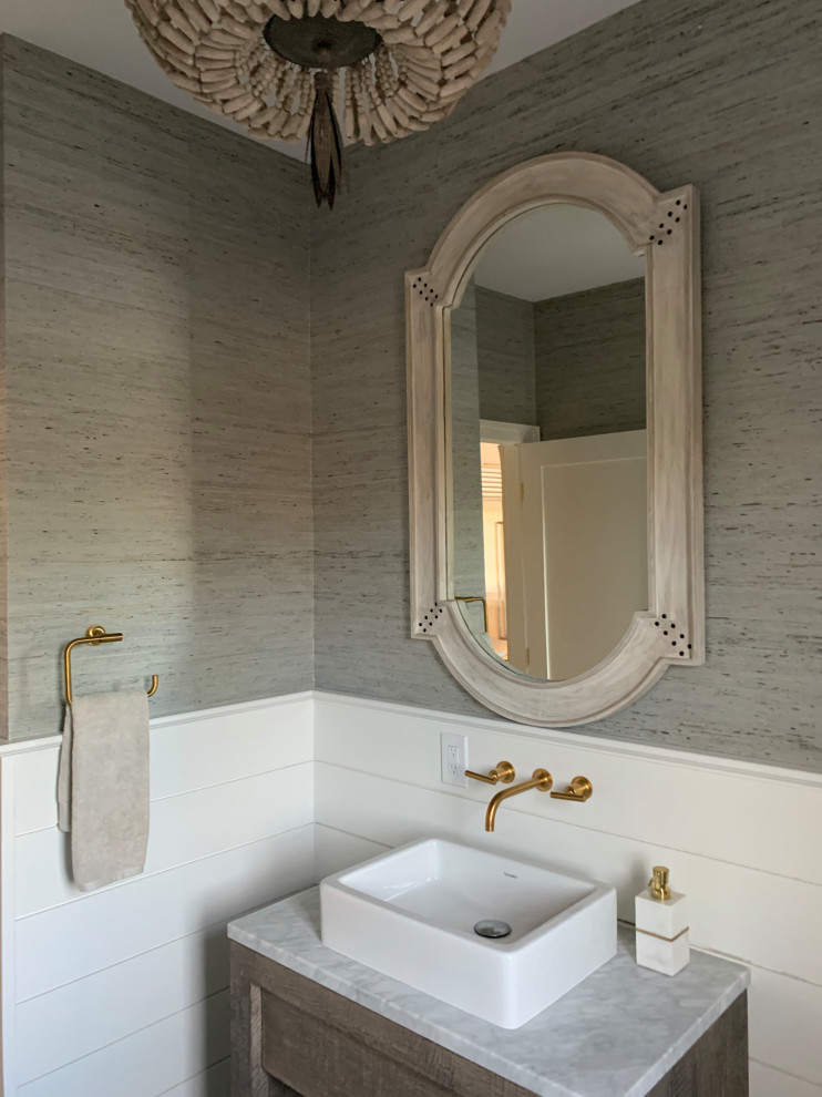 Exemple d'un WC et toilettes scandinave en bois brun de taille moyenne avec un plan de toilette en marbre et un plan de toilette blanc.