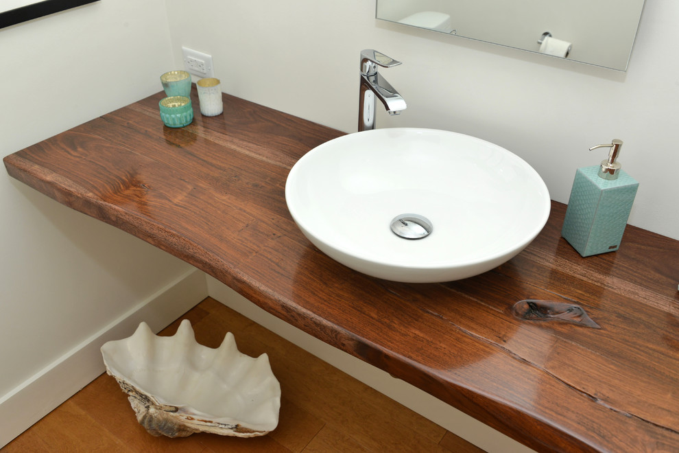 Foto di un grande bagno di servizio contemporaneo con pareti bianche, pavimento in legno massello medio, lavabo a bacinella e top in legno