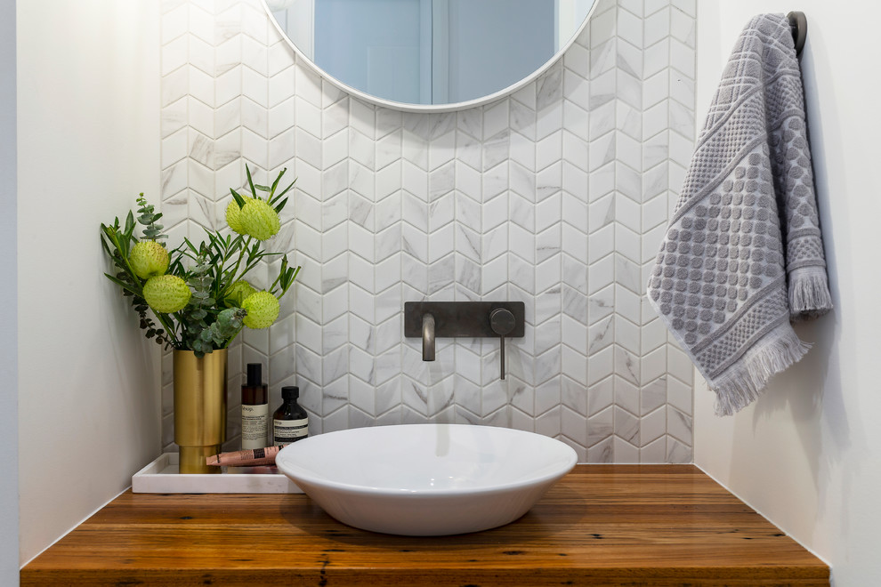Foto di un bagno di servizio minimalista con ante in legno scuro, piastrelle in gres porcellanato, pavimento in gres porcellanato, top in legno e pavimento grigio