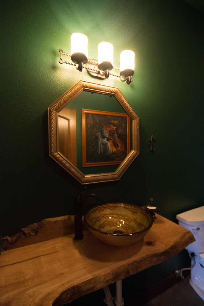 Mittelgroße Stilmix Gästetoilette mit grüner Wandfarbe, Porzellan-Bodenfliesen, Aufsatzwaschbecken, Waschtisch aus Holz und buntem Boden in Sonstige