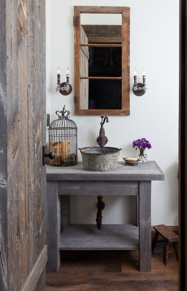 Exempel på ett mellanstort rustikt grå grått toalett, med möbel-liknande, skåp i slitet trä, vita väggar, mörkt trägolv, träbänkskiva och ett fristående handfat