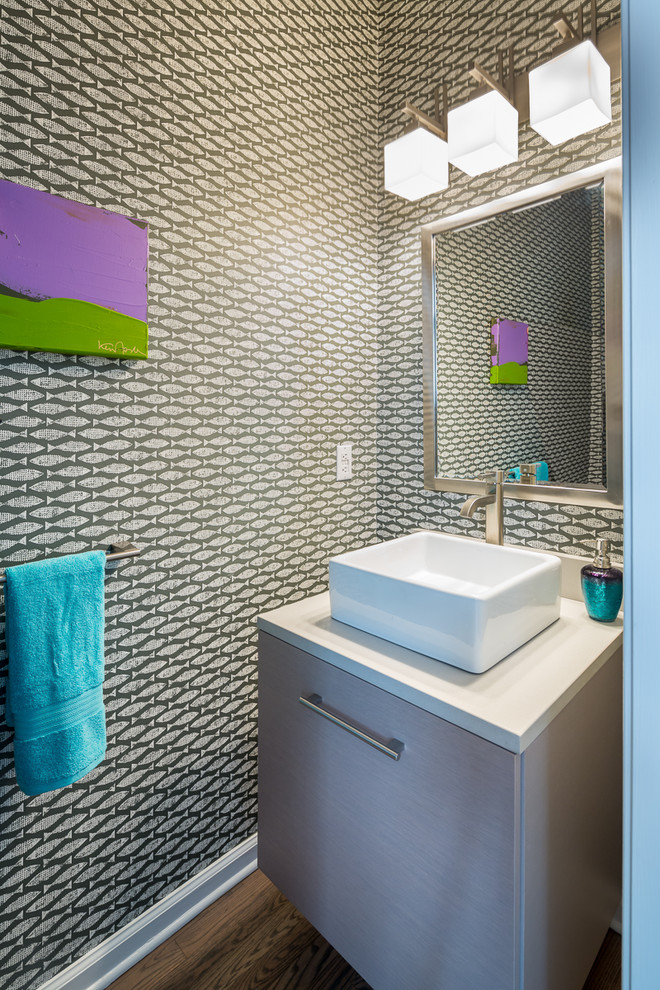 Kleine Moderne Gästetoilette mit Aufsatzwaschbecken, flächenbündigen Schrankfronten, dunklem Holzboden und hellen Holzschränken in New York