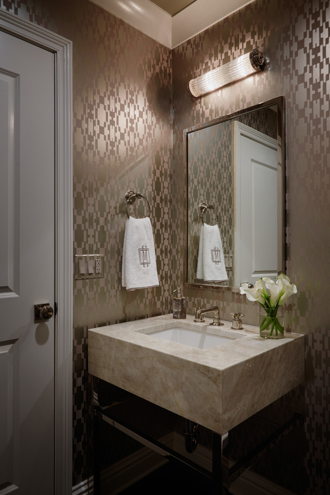 Immagine di un piccolo bagno di servizio classico con consolle stile comò, pareti marroni e lavabo sottopiano