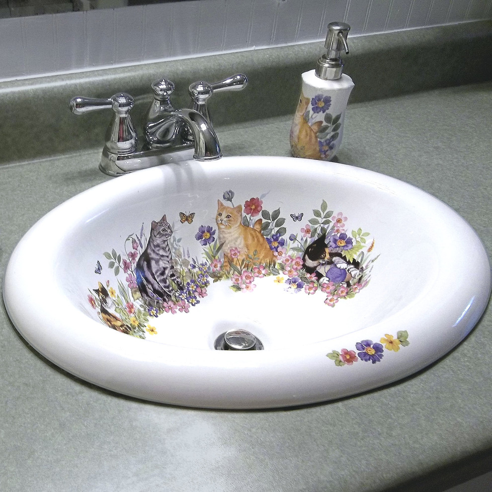 Modelo de aseo romántico pequeño con lavabo encastrado, encimera de laminado y encimeras grises