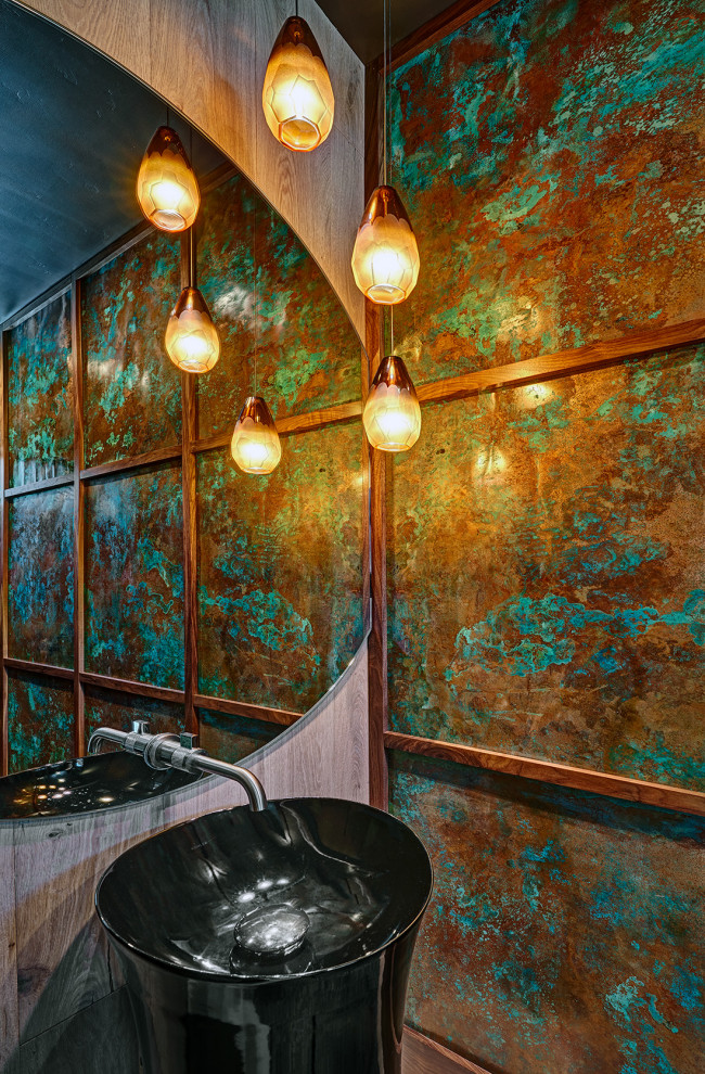 Idee per un ampio bagno di servizio con pareti multicolore, lavabo sospeso e mobile bagno freestanding