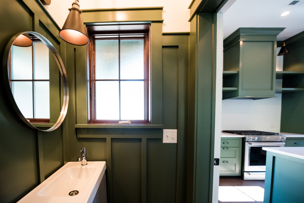 Idee per un piccolo bagno di servizio stile americano con ante lisce, ante grigie, pareti verdi, pavimento in ardesia, lavabo integrato, pavimento grigio e top bianco