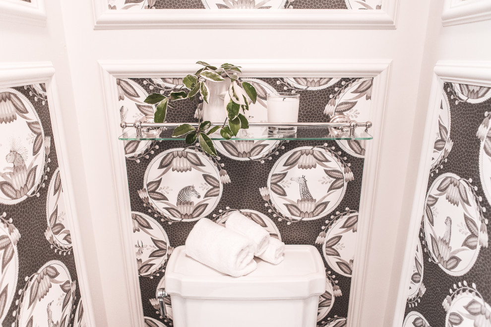 Exempel på ett stort klassiskt vit vitt toalett, med luckor med profilerade fronter, vita skåp, en toalettstol med hel cisternkåpa, vita väggar, marmorgolv, ett undermonterad handfat, marmorbänkskiva och svart golv