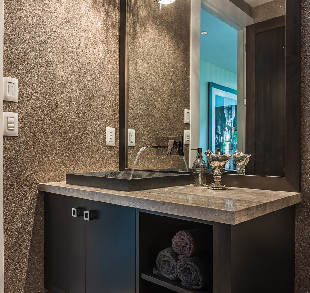 Moderne Gästetoilette mit flächenbündigen Schrankfronten und Einbauwaschbecken in Vancouver