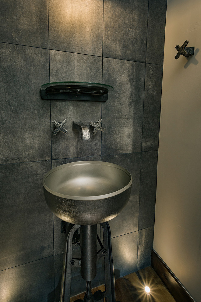 デンバーにある小さなラスティックスタイルのおしゃれなトイレ・洗面所 (グレーのタイル、石タイル、無垢フローリング、ペデスタルシンク、茶色い床) の写真