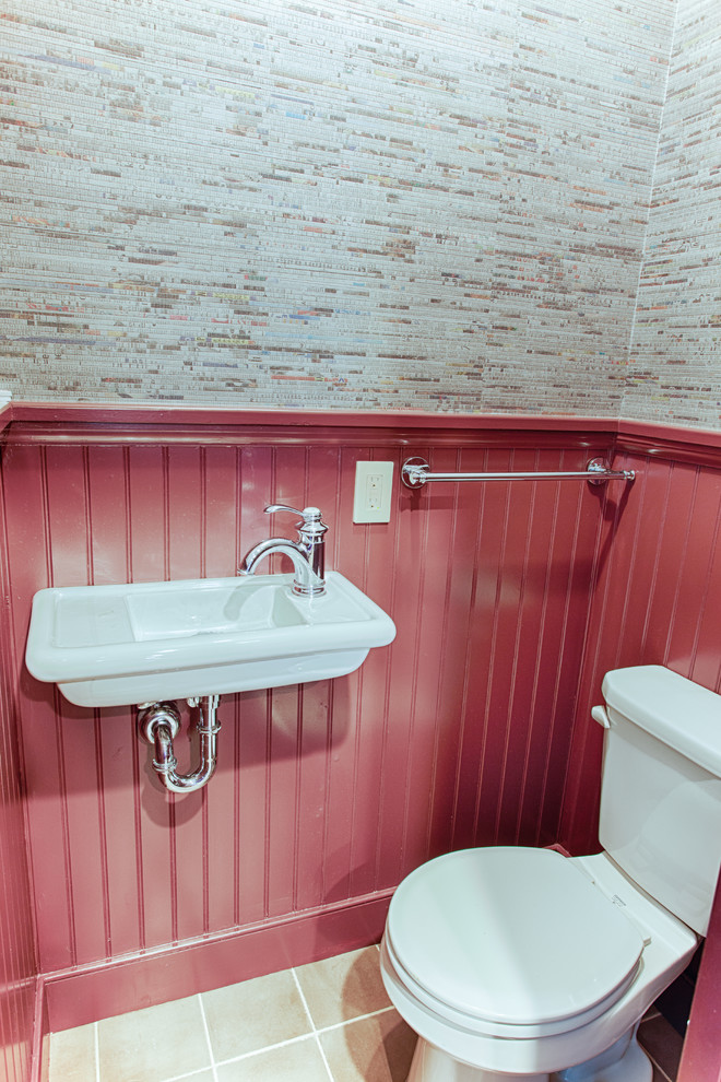 Стильный дизайн: маленький туалет в стиле неоклассика (современная классика) с подвесной раковиной, серой плиткой, красными стенами и раздельным унитазом для на участке и в саду - последний тренд