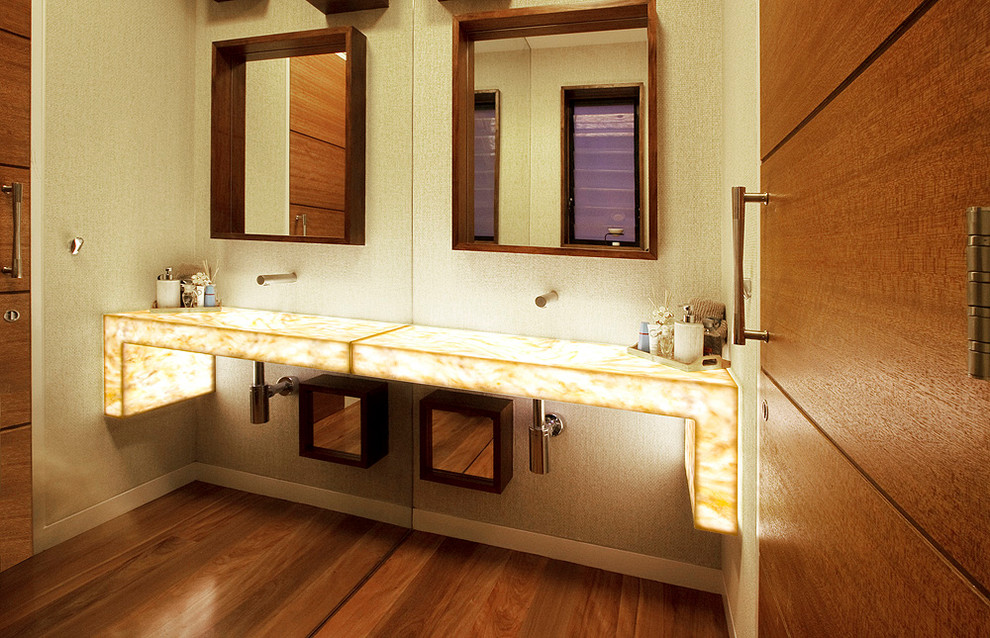 Свежая идея для дизайна: туалет в современном стиле с монолитной раковиной - отличное фото интерьера