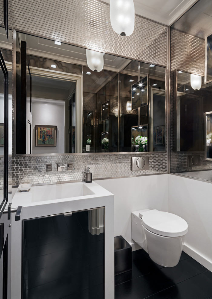 ニューヨークにあるコンテンポラリースタイルのおしゃれなトイレ・洗面所 (ミラータイル、濃色無垢フローリング、一体型シンク) の写真