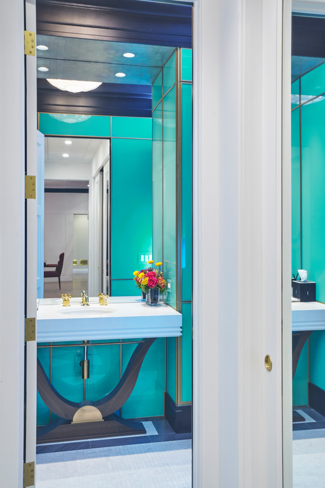 シカゴにあるトランジショナルスタイルのおしゃれなトイレ・洗面所 (青いタイル、ガラス板タイル、独立型洗面台、ライムストーンの床、大理石の洗面台、白い洗面カウンター、格子天井) の写真