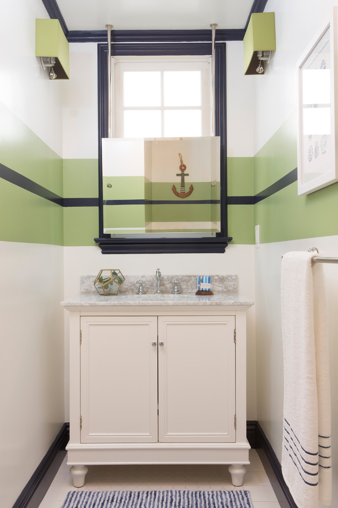Idéer för vintage grått toaletter, med vita skåp, flerfärgade väggar, klinkergolv i keramik, vitt golv, luckor med infälld panel och ett undermonterad handfat