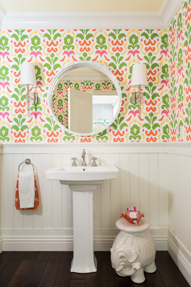 Immagine di un bagno di servizio classico con pareti multicolore, parquet scuro, lavabo a colonna e pavimento marrone