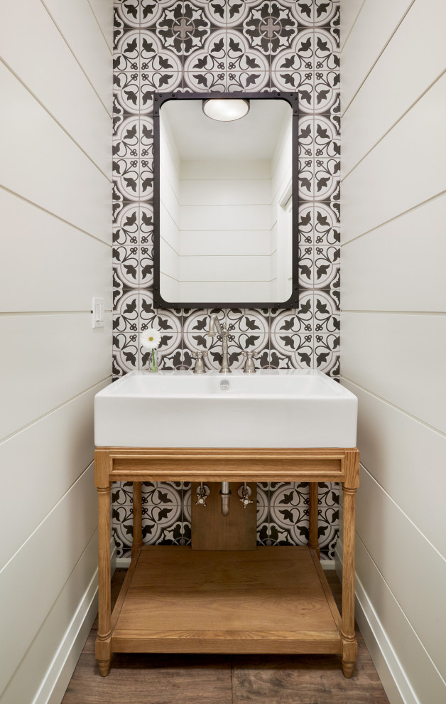 Kleine Klassische Gästetoilette mit offenen Schränken, schwarz-weißen Fliesen, Mosaikfliesen, weißer Wandfarbe, braunem Holzboden, integriertem Waschbecken, braunem Boden und weißer Waschtischplatte in Toronto