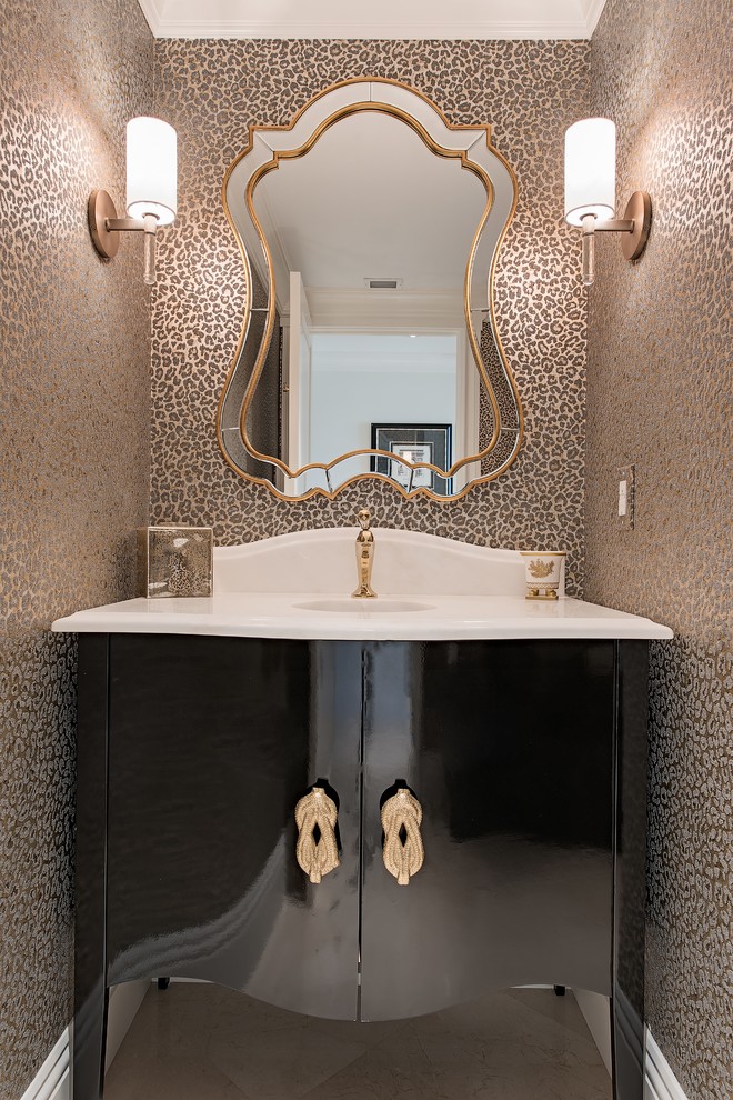 Пример оригинального дизайна: туалет в стиле неоклассика (современная классика) с фасадами островного типа, черными фасадами, разноцветными стенами, монолитной раковиной, бежевым полом и белой столешницей