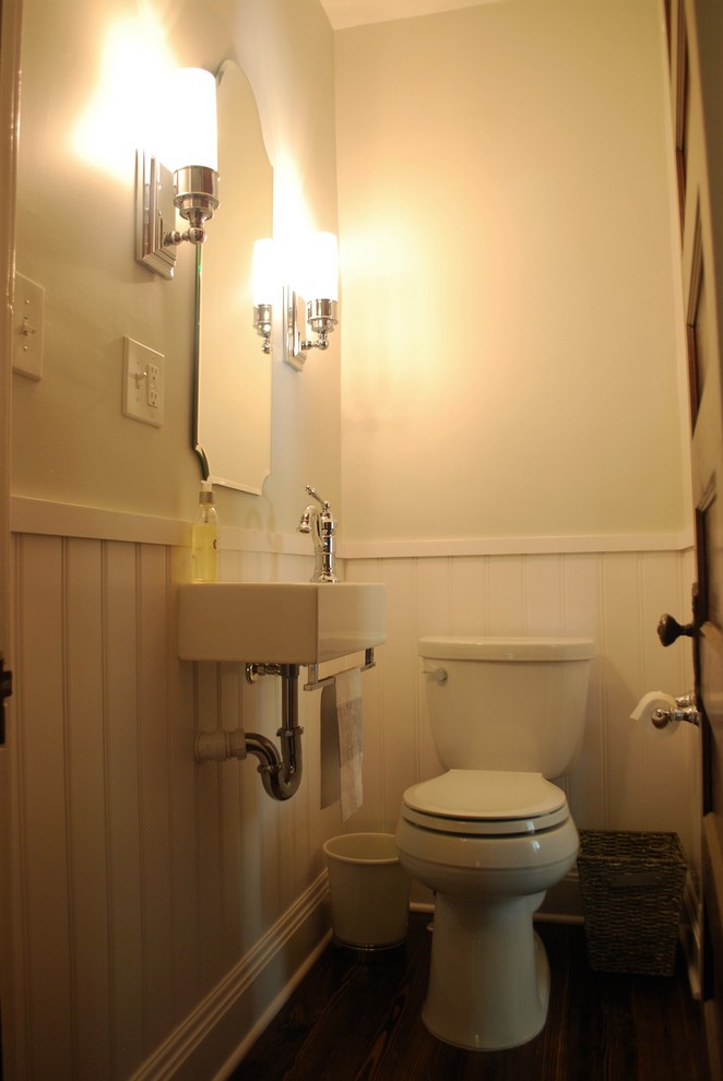 На фото: маленький туалет в стиле кантри с подвесной раковиной для на участке и в саду