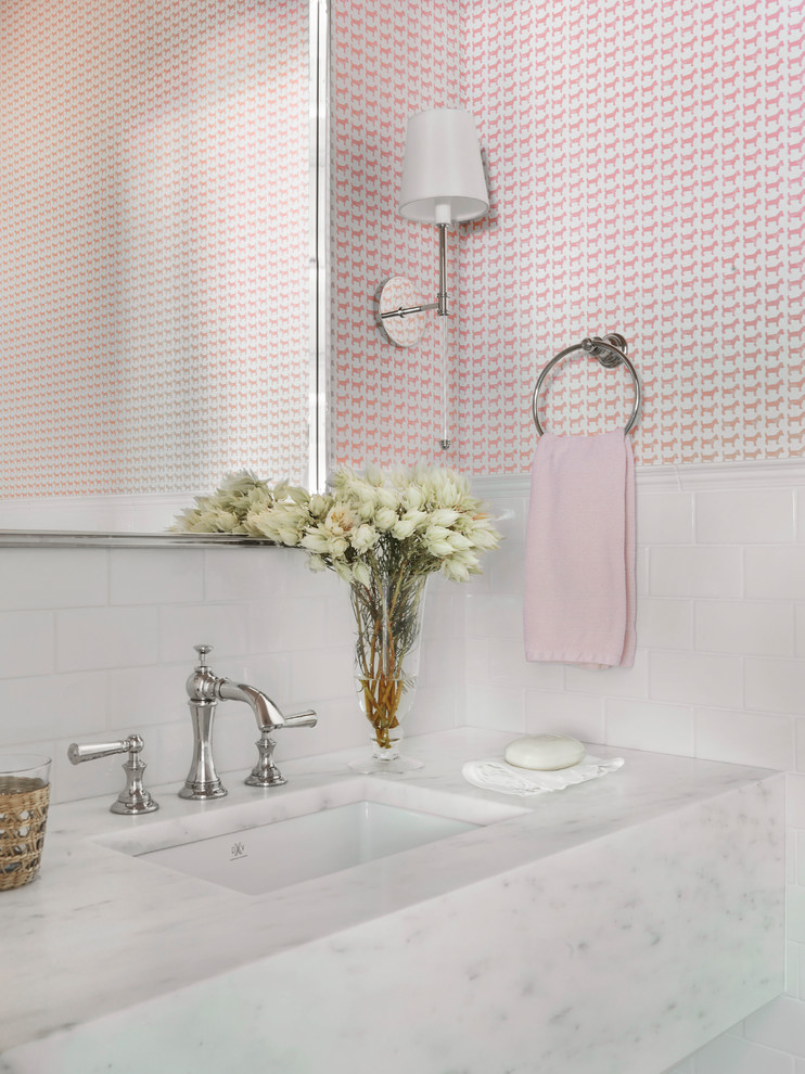 Свежая идея для дизайна: туалет среднего размера в классическом стиле с белой плиткой, плиткой кабанчик, розовыми стенами, врезной раковиной, мраморной столешницей и белой столешницей - отличное фото интерьера