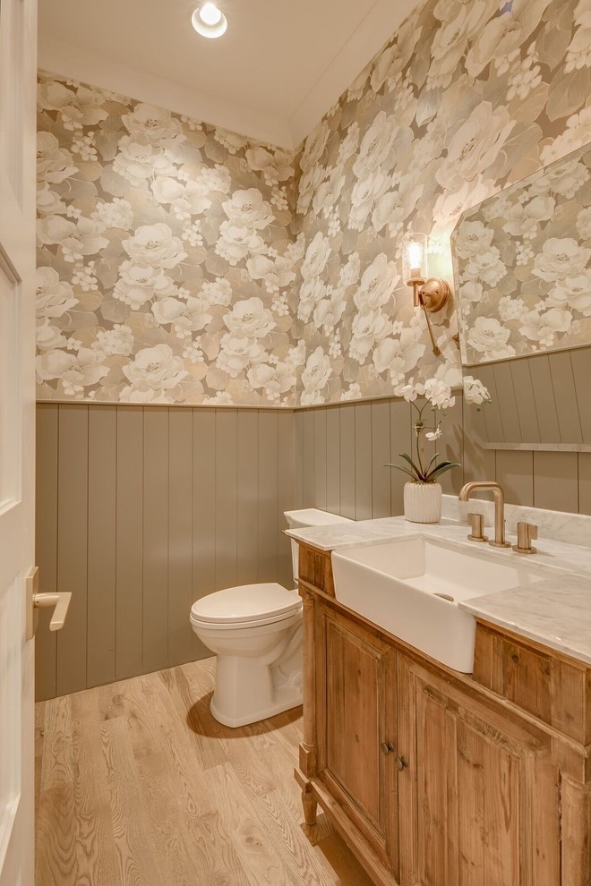 Inspiration pour un grand WC et toilettes rustique en bois brun avec un placard avec porte à panneau surélevé, WC séparés, un mur multicolore, parquet clair, un plan de toilette en marbre et un sol marron.