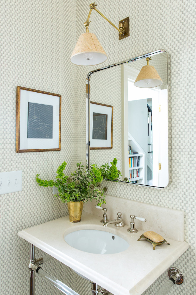 Inredning av ett klassiskt litet beige beige toalett, med vit kakel, vita väggar, ett konsol handfat och bänkskiva i kvarts