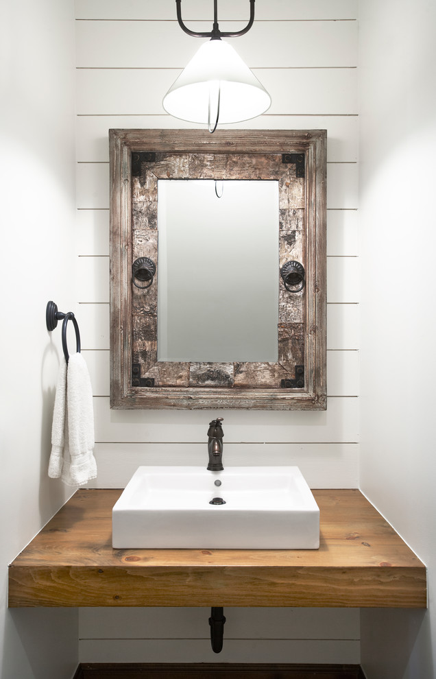 Источник вдохновения для домашнего уюта: туалет в стиле рустика с настольной раковиной, столешницей из дерева, белыми стенами и коричневой столешницей