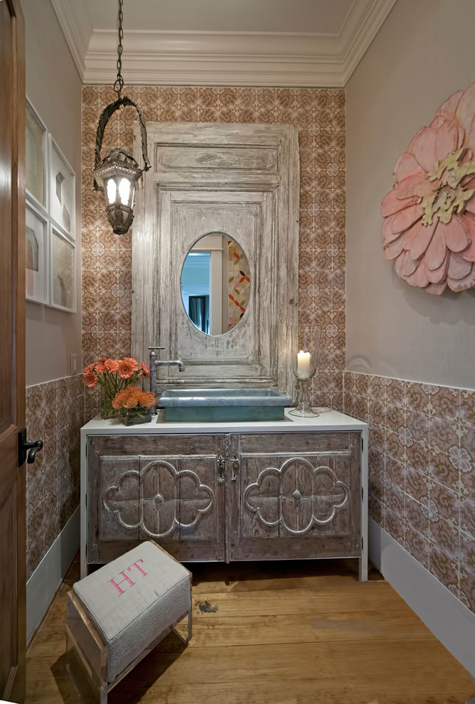 Inspiration för ett rustikt toalett, med flerfärgade väggar