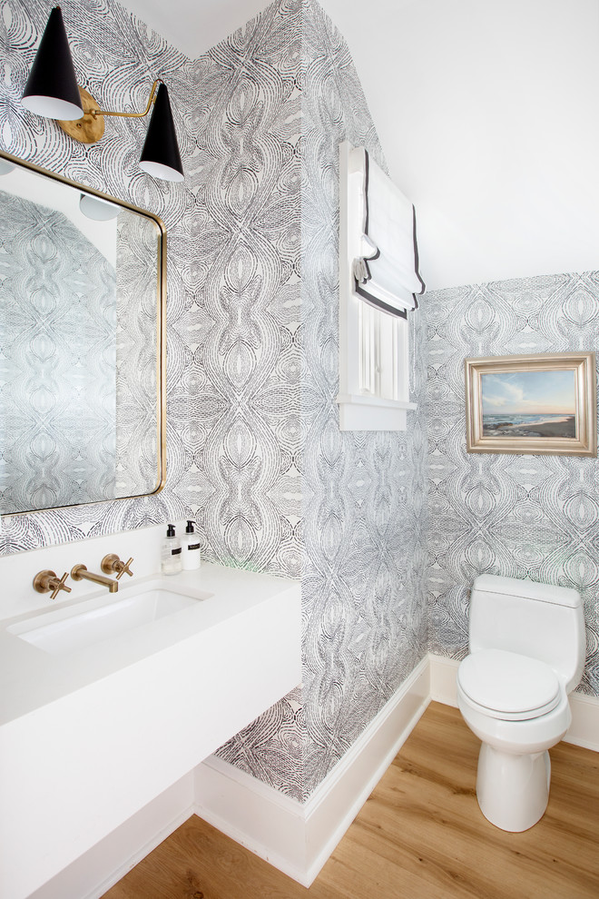Пример оригинального дизайна: туалет в стиле неоклассика (современная классика) с паркетным полом среднего тона, врезной раковиной, коричневым полом и белой столешницей