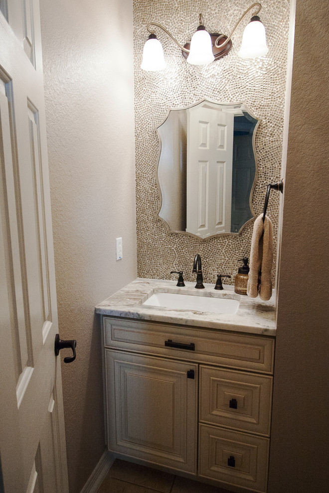 Idéer för ett mellanstort klassiskt toalett, med luckor med upphöjd panel, vita skåp, beige kakel, beige väggar, klinkergolv i porslin, ett undermonterad handfat, granitbänkskiva, mosaik och beiget golv