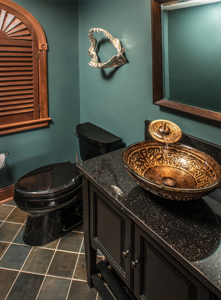 Immagine di un piccolo bagno di servizio bohémian con ante con bugna sagomata, ante nere, WC a due pezzi, pareti blu, pavimento in gres porcellanato, lavabo a bacinella, top in granito e pavimento multicolore