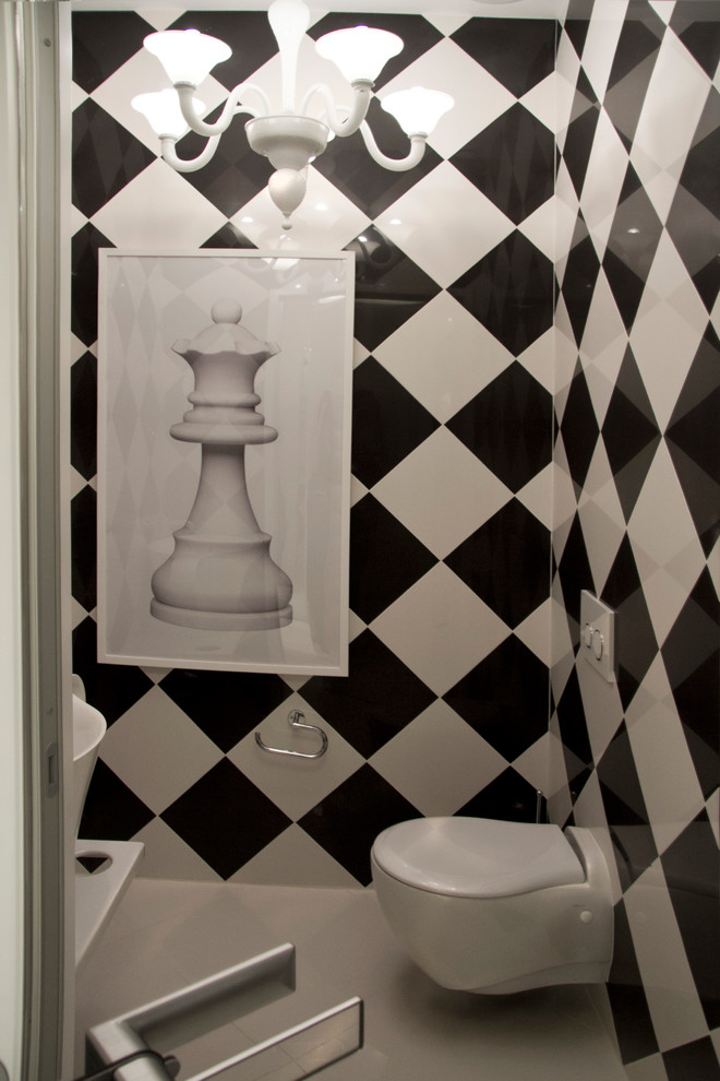 На фото: большой туалет в современном стиле с инсталляцией и черно-белой плиткой с