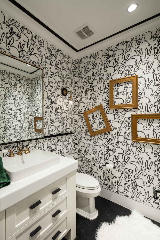 На фото: туалет в современном стиле с фасадами с утопленной филенкой, белыми фасадами, разноцветными стенами и черным полом с