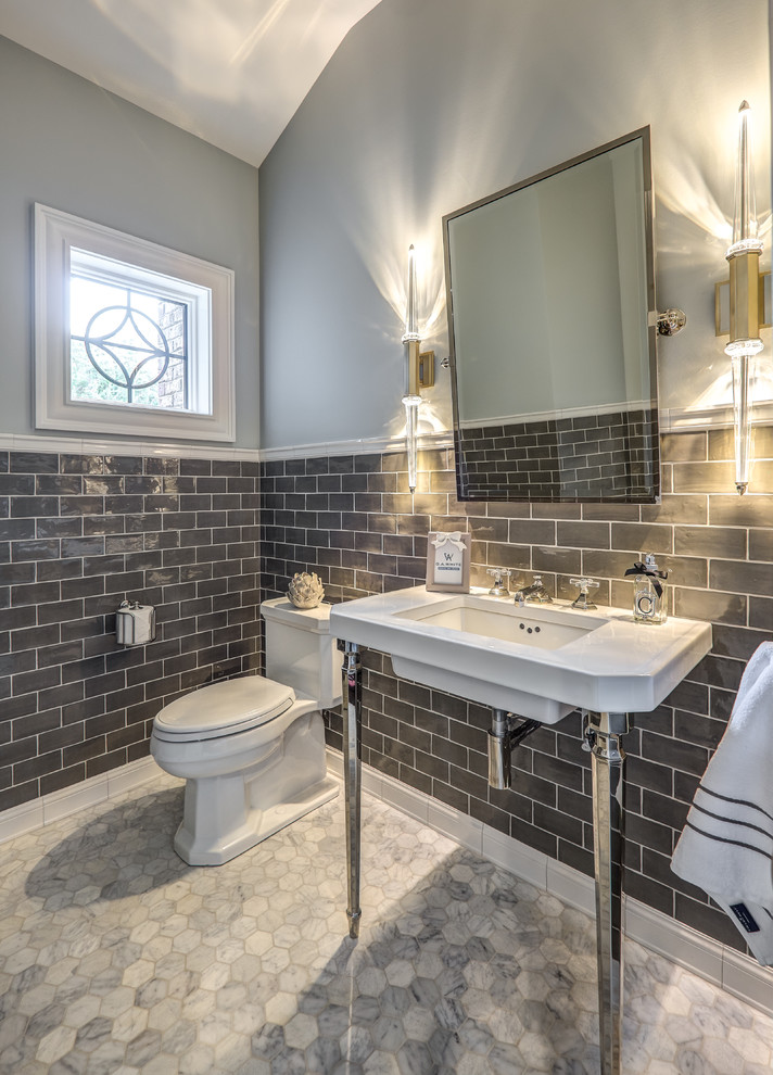 他の地域にあるトランジショナルスタイルのおしゃれなトイレ・洗面所 (グレーのタイル、グレーの壁、コンソール型シンク、一体型トイレ	、グレーの床) の写真