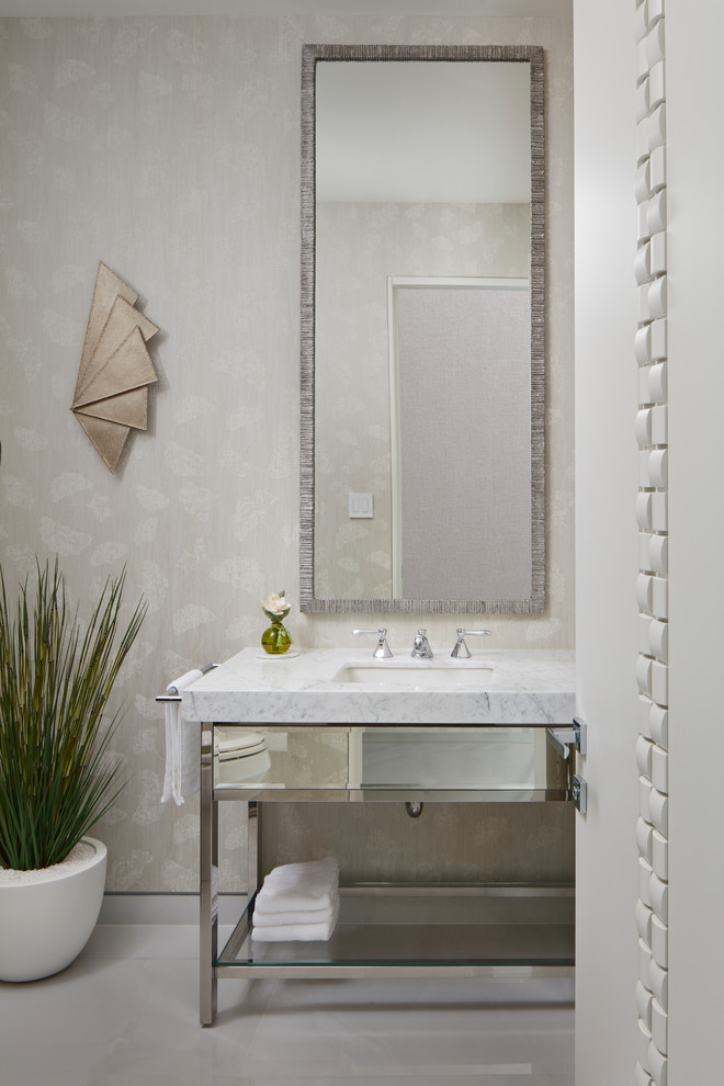 Ispirazione per un bagno di servizio chic di medie dimensioni con pareti beige, lavabo sottopiano, top in marmo, pavimento bianco e top bianco