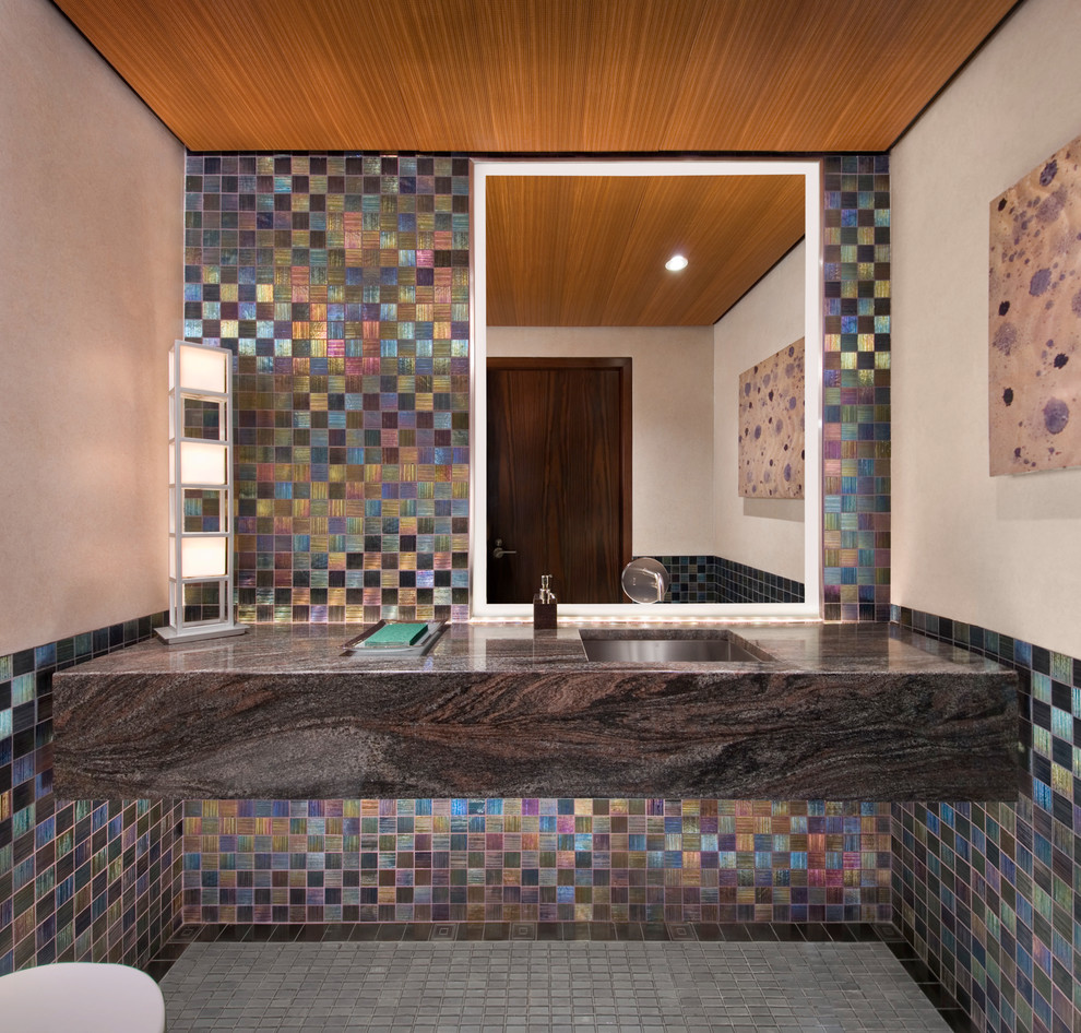 Idéer för ett modernt toalett, med flerfärgad kakel