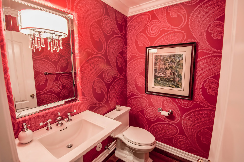 На фото: маленький туалет в классическом стиле с раковиной с пьедесталом, унитазом-моноблоком и красными стенами для на участке и в саду с