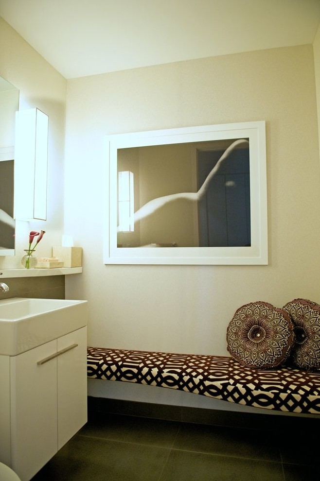 Mittelgroße Moderne Gästetoilette mit flächenbündigen Schrankfronten, beigen Schränken und beiger Wandfarbe in New York