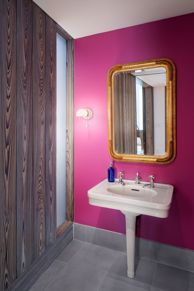 Idéer för att renovera ett mellanstort funkis toalett, med rosa väggar, ett piedestal handfat, grått golv, cementgolv och bänkskiva i akrylsten