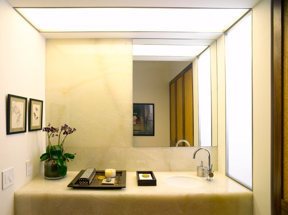 Пример оригинального дизайна: туалет в современном стиле с врезной раковиной, темными деревянными фасадами, унитазом-моноблоком и белыми стенами