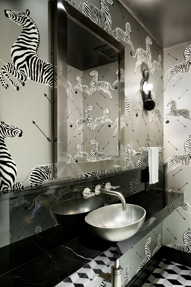 На фото: туалет в современном стиле с настольной раковиной и серыми стенами с