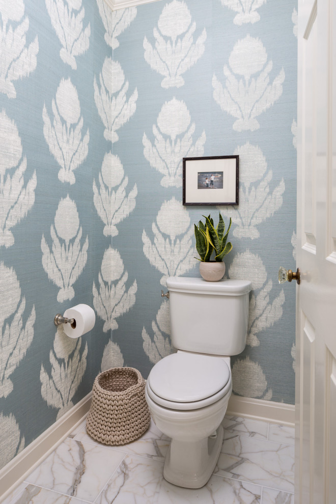 Inspiration pour un WC et toilettes traditionnel de taille moyenne avec WC séparés, des carreaux de porcelaine, un sol en marbre, un sol blanc et un mur multicolore.