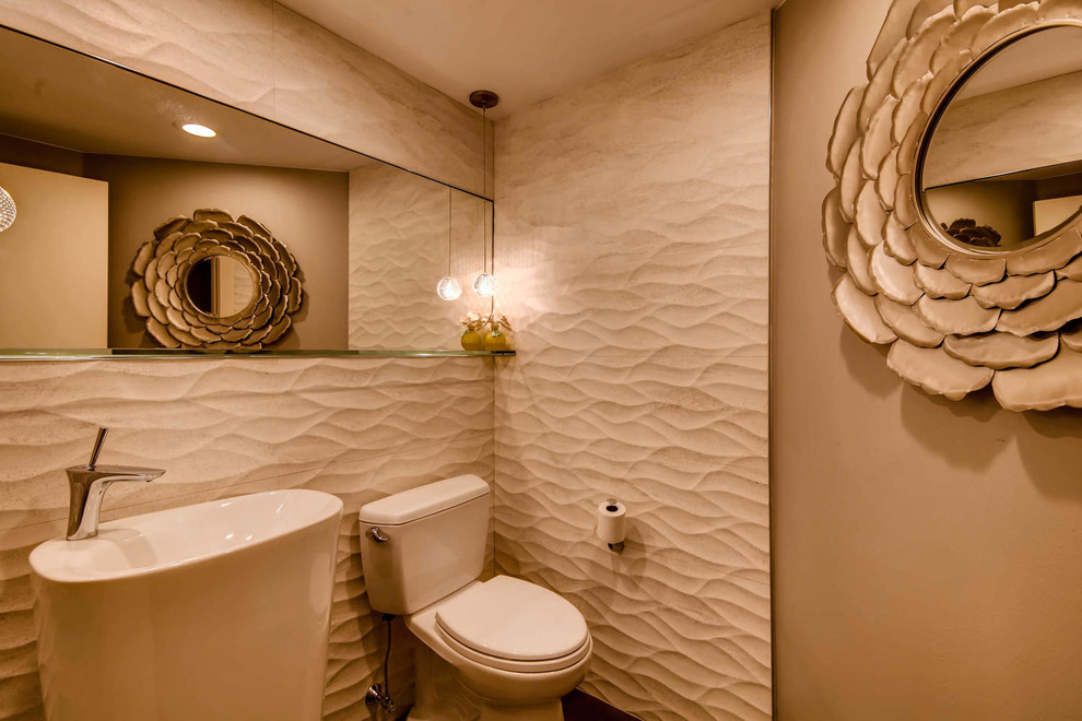 Kleine Moderne Gästetoilette mit Wandtoilette mit Spülkasten, weißen Fliesen, Porzellanfliesen, weißer Wandfarbe und Sockelwaschbecken in Denver