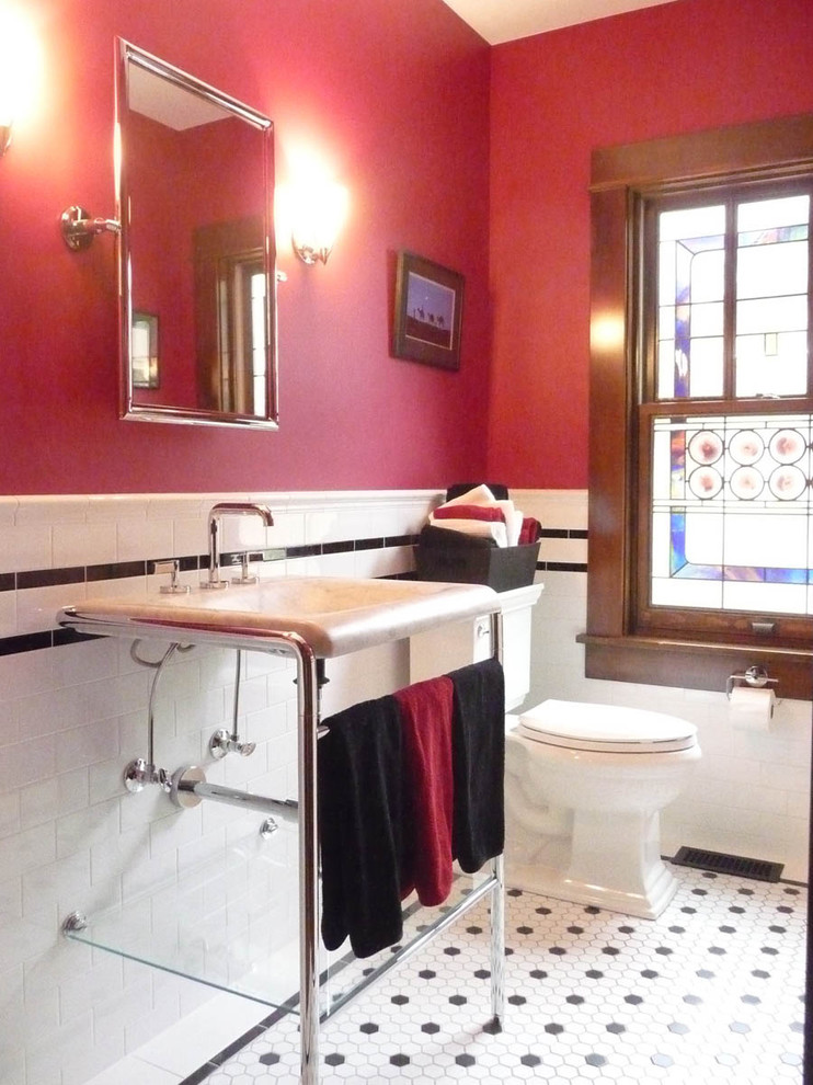 Immagine di un bagno di servizio american style di medie dimensioni con WC a due pezzi, piastrelle bianche, piastrelle diamantate, pareti rosse, pavimento con piastrelle a mosaico, lavabo a colonna e pavimento bianco